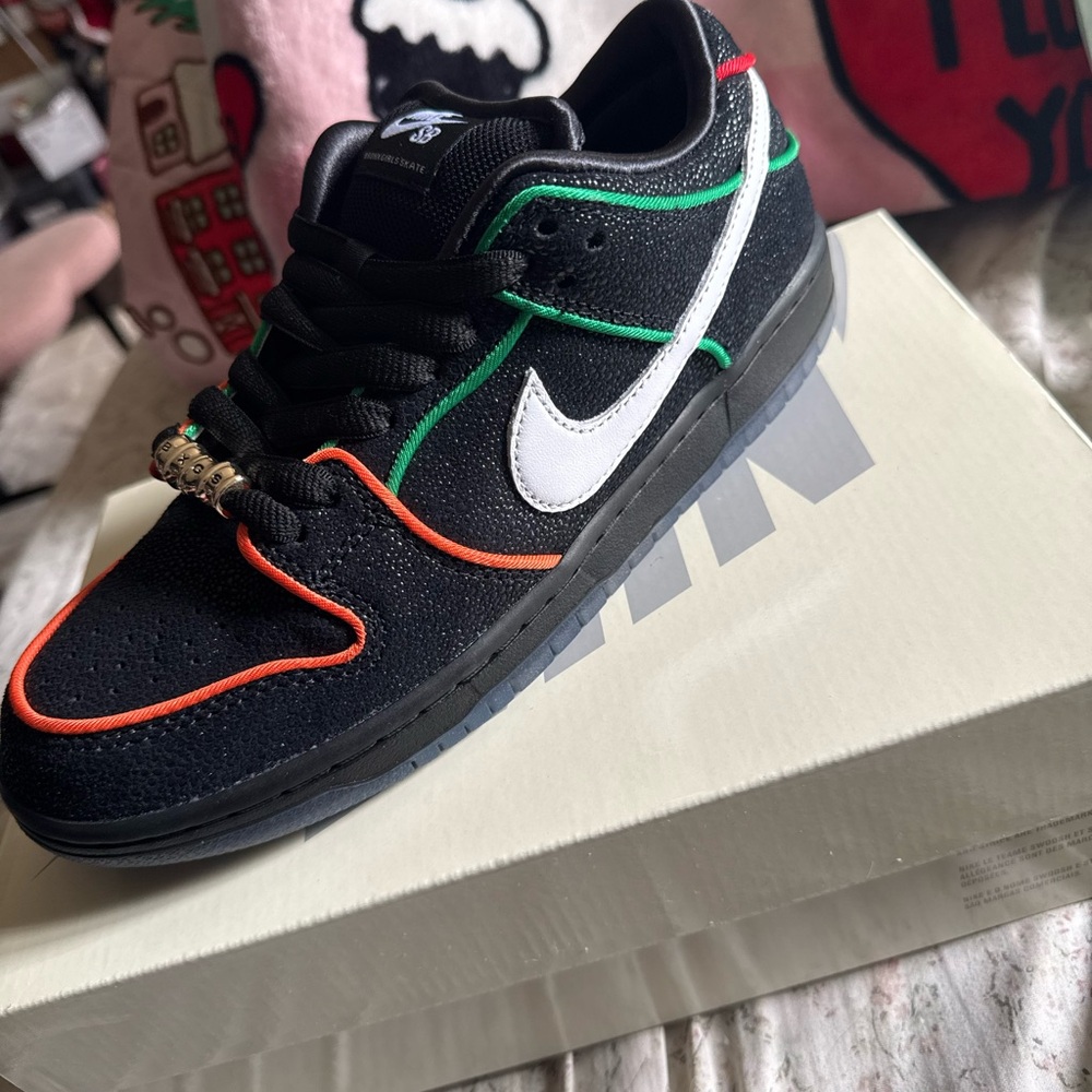 Nike SB Dunk Low Pro QS in Black and Red